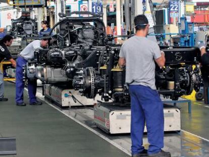 Operarios de la f&aacute;brica de Iveco en Madrid.