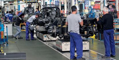 Operarios de la f&aacute;brica de Iveco en Madrid.