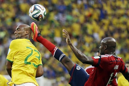 La bota del jugador colombiano Victor Ibarbo choca con la cabeza del brasileño Maicon durante el encuentro.