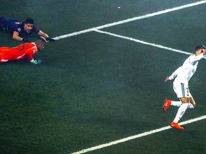 Cristiano Ronaldo celebra su gol al PSG en el Parque de los Príncipes.