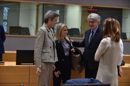 Desde la izquierda: la vicepresidenta de la Comisión Europea, Margrethe Vestager, la eurodiputada Dita Charanzová y el comisario de Mercado Interior, Thierry Breton.