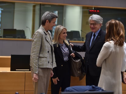 Desde la izquierda: la vicepresidenta de la Comisión Europea, Margrethe Vestager, la eurodiputada Dita Charanzová y el comisario de Mercado Interior, Thierry Breton.