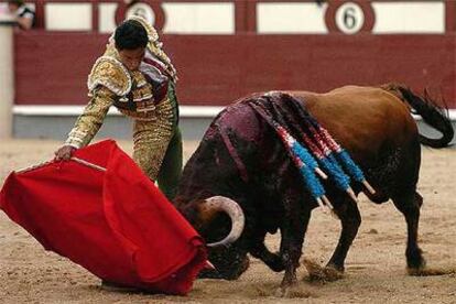 Luis Bolívar, da un pase con la muleta durante la corrida de ayer.