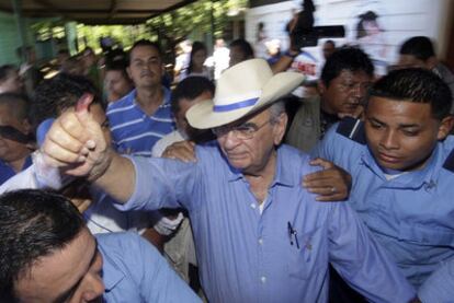 El candidato Fabio Gadea, del Partido Liberal Independiente (PLI), después de votar ayer en Managua.