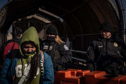 Migrantes venezolanos en el Puente Internacional Paso del Norte, en Ciudad Juárez, Chihuahua, este martes.