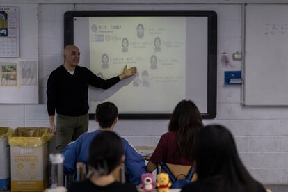 El profesor Sergi Garcés del instituto Sant Andreu de la Barca (Barcelona) dando clase de japonés a estudiantes de segundo de la ESO.