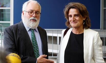 El comisario de Acción por el Clima, Miguel Arias Cañete y la ministra para la Transición Ecológica, Teresa Ribera.