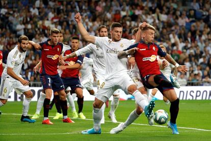 Los delanteros Luka Jovic (Real Madrid) y Brandon Thomas Llamas, pugnan por la pelota.