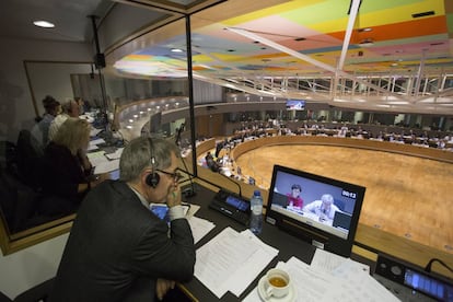 Un grupo de intérpretes sigue una reunión en el edificio del Consejo Europeo, en Bruselas.