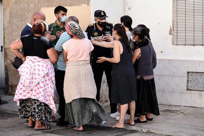 Un policía conversa con los vecinos afectados por el desalojo en Valencia, un miembro del Sindicato Construimos Malilla y un trabajador social.