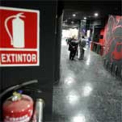 Uno de los 14 extintores repartidos en la nueva sala de fiestas Alcalá 20.