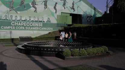 Família de Roze Dávi, que perdeu o marido Davi no acidente, no memorial que homenageia as vítimas na Arena Condá, em Chapecó.