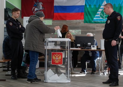 Una mujer vota en las elecciones rusas, en Moscú, este sábado.