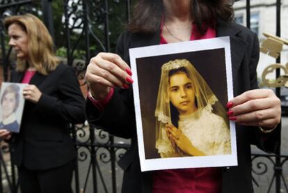 Las víctimas Therese Albrecht y Barbara Blaine posan con sus fotos ante la embajada Vaticana en Londres.