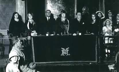 Carmen de Burgos presidiendo un acto en defensa del derecho al divorcio en el Ateneo de Madrid (1931).