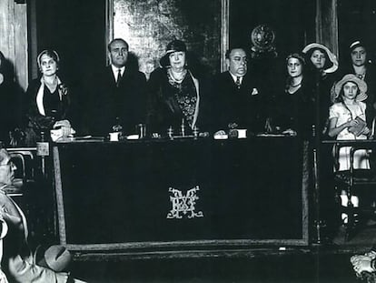 Carmen de Burgos presidiendo un acto en defensa del derecho al divorcio en el Ateneo de Madrid (1931).