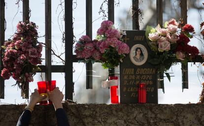 Flores en recuerdo de las víctimas del atentado en las proximidades de la estación de Atocha.