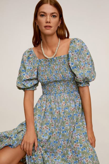 Mango está detrás de este vestido largo de espíritu bohemio que lo mismo puede funcionar con sandalias planas que reconvertirse conjuntado con botas cowboy de cara al otoño.