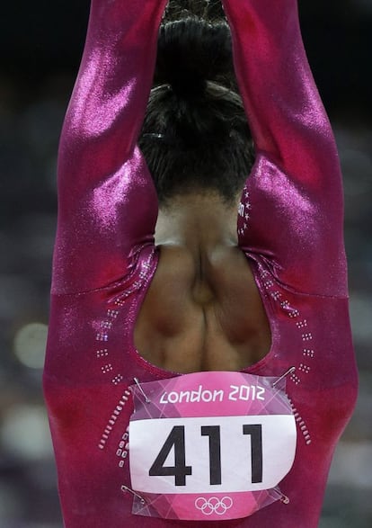 La espalda de Gabrielle Douglas durante la prueba.