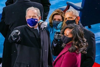 El expresidente George W. Bush, la presidenta de la Cámara de Representantes Nancy Pelosi, el expresidente Barack Obama y Michelle Obama llegan a la investidura de Joe Biden.