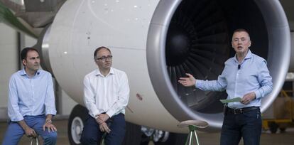 Javier Sánchez Prieto y Luis Gallego, presidentes de Vueling e Iberia, respectivamente, junto al CEO de IAG, Willie Walsh.