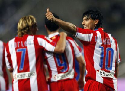 Agüero, con Forlán y Luis García al fondo, celebra un gol del Atlético.