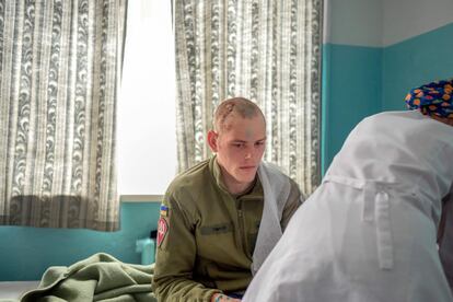 Un soldado ucranio recibe tratamiento en el hospital central de Mikolaiv, a 100 kilómetros de Odesa, en el oeste de Ucrania. Odesa espera un ataque inminente de las fuerzas rusas, que avanzan por el flanco sur y ansían conquistar toda la costa. La ciudad trata de blindarse y de fortalecer la resistencia civil.