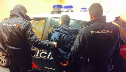 La policía traslada al detenido por el atraco con rehén en Alicante.