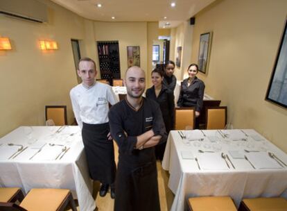 Manuel Domínguez y Pedro Espinosa (con la chaquetilla blanca), frente al equipo del restaurante Lúa, en la calle de Zurbano de Madrid.
César Rodríguez, <i>chef</i> de Antojo, junto a su mujer, Christina de Pedro, <b>sumiller</b> y <i>maître</i>.