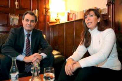 Artur Mas y Alicia Sánchez-Camacho antes del inicio de la reunión en el Parlament.