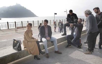 María León y Jon Plazaola, en el rodaje de 'Allí abajo' en San Sebastián.