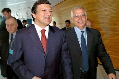 José Manuel Durão Barroso, presidente de la Comisión Europea, junto a Josep Borrell, presidente del Parlamento Europeo.