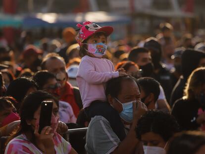 Una niña en la verbena navideña de Ciudad de México, el 30 de diciembre.