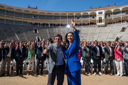 José Luis Martínez Almeida e Isabel Díaz Ayuso, posan este jueves en la plaza de las Ventas durante la presentación de los candidatos del PP a las alcaldías de la comunidad.