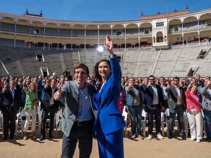 José Luis Martínez Almeida e Isabel Díaz Ayuso, posan este jueves en la plaza de las Ventas durante la presentación de los candidatos del PP a las alcaldías de la comunidad.