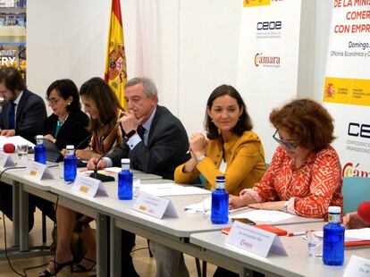 La ministra de Industria, Comercio y Turismo en funciones, Reyes Maroto (2i), durante un encuentro con representantes de empresas españolas en Shanghai.