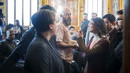Colau observa com la presidenta de TMB, Mercedes Vidal, parla amb el representant de la CGT, Josep Garganté.