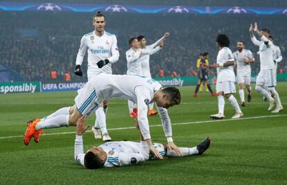 Cristiano y Casemiro celebran el segundo gol del Madrid.