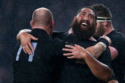 Los All Blacks, felices tras el partido.