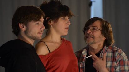 Los actores Carlos Cuevas, Laura Aubert y Oriol Guinart durante un ensayo de la obra de teatro 'Galileu'.