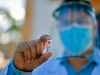 Um médico segura uma dose da Coronavac na cidade Mateus Leite, interior de Minas Gerais.