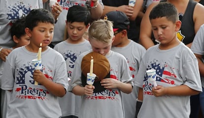 Niños sostienen velas en una vigilia por las víctimas del tiroteo masivo, en El Paso, Texas, el 4 de agosto de 2019. 