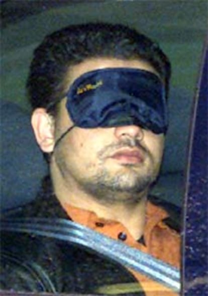 Aeroubi Beandalis, en abril de 2002 tras una sesión del juicio