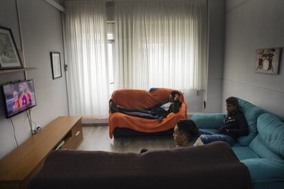 Abdel (al fondo) junto con Khaled, a la derecha y Omar en primer plano viendo la televisión en el Centro Arco Iris. La mayoría de jóvenes marroquíes residentes se comunican entre ellos en árabe.