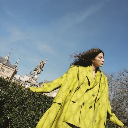 Traje de chaqueta y abrigo con estampado geométrico inspirado en las decoraciones de los edificios andaluces, de Palomo Spain. “Nuestra sostenibilidad tiene que ver con que nuestra ropa sale de un taller de Posadas, donde está cosida por gente del pueblo que tiene un sueldo digno”, explica el creador.