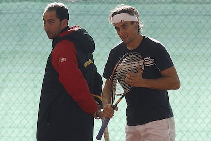 El capitán del equipo español, Albert Costa, junto a Ferrer.