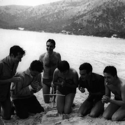 D'esquerra a dreta, Juan Goytisolo, una persona sense identificar, Italo Calvino, Monique Lange, Luis Goytisolo i Jesús López Pacheco, en un recés del festival de Formentor.