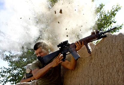 El sargento estadounidense William Olas Be recibe el disparo de una bala sobre su posición durante los duros combates en la provincia de Helmand, el 18 de mayo de 2008.