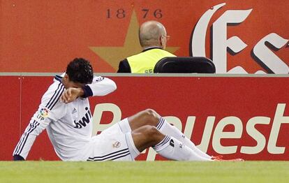 Varane se duele en el suelo. 