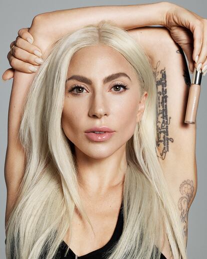 Lady Gaga posa con el corrector de su marca.